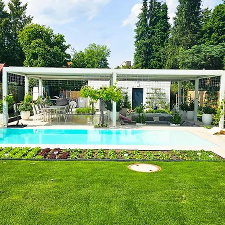 Διαμέρισμα Luxurious Large With Pool, Garden, Koi Pond