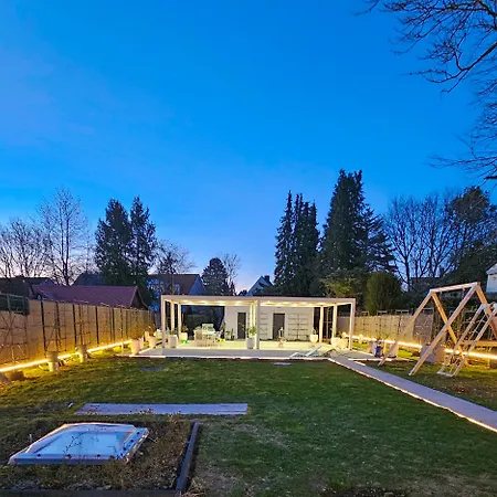 Luxurious Large With Pool, Garden, Koi Pond Apartman München