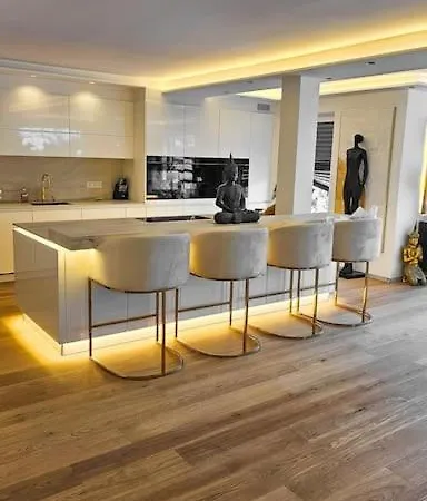 Apartment Luxurious Large With Pool, Garden, Koi Pond Munich
