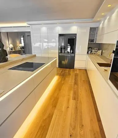Apartment Luxurious Large With Pool, Garden, Koi Pond