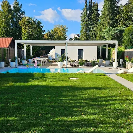 Luxurious Large With Pool, Garden, Koi Pond Apartment