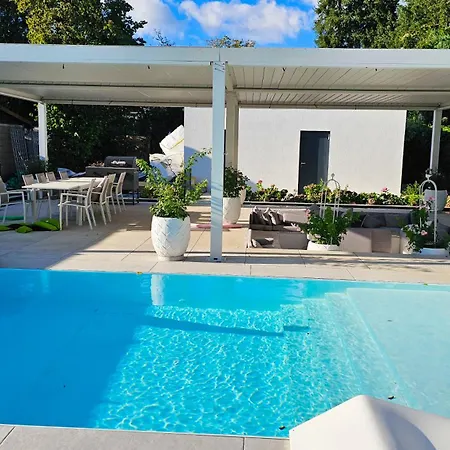 Apartment Luxurious Large With Pool, Garden, Koi Pond