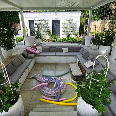 Luxurious Large With Pool, Garden, Koi Pond Apartment