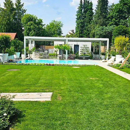 Apartment Luxurious Large With Pool, Garden, Koi Pond *